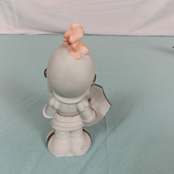 E2- 10 child dressed in a knight's outfit, holding a shield - Picture 3 of 6